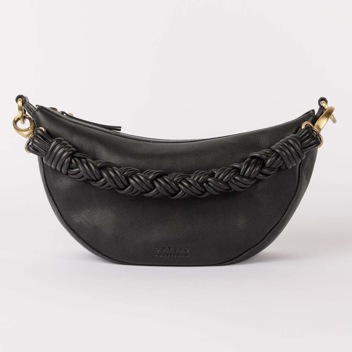 Halbrunde, schwarze Handtasche mit geflochtenem Henkel und goldenen Metallakzenten auf weißem Hintergrund. Die Tasche ist schlicht, modern und für verschiedene Anlässe geeignet.