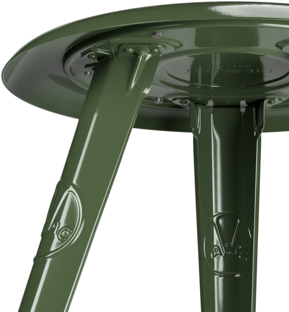 Detailansicht des ZEIT-Sonderedition Schemel »Just Steel«, Mountain Green von ROWAC. Zu sehen ist die glänzend pulverbeschichtete Sitzunterseite mit drei markanten Stahlbeinen in Dunkelgrün, geformt und genietet, im klassischen Industriedesign.