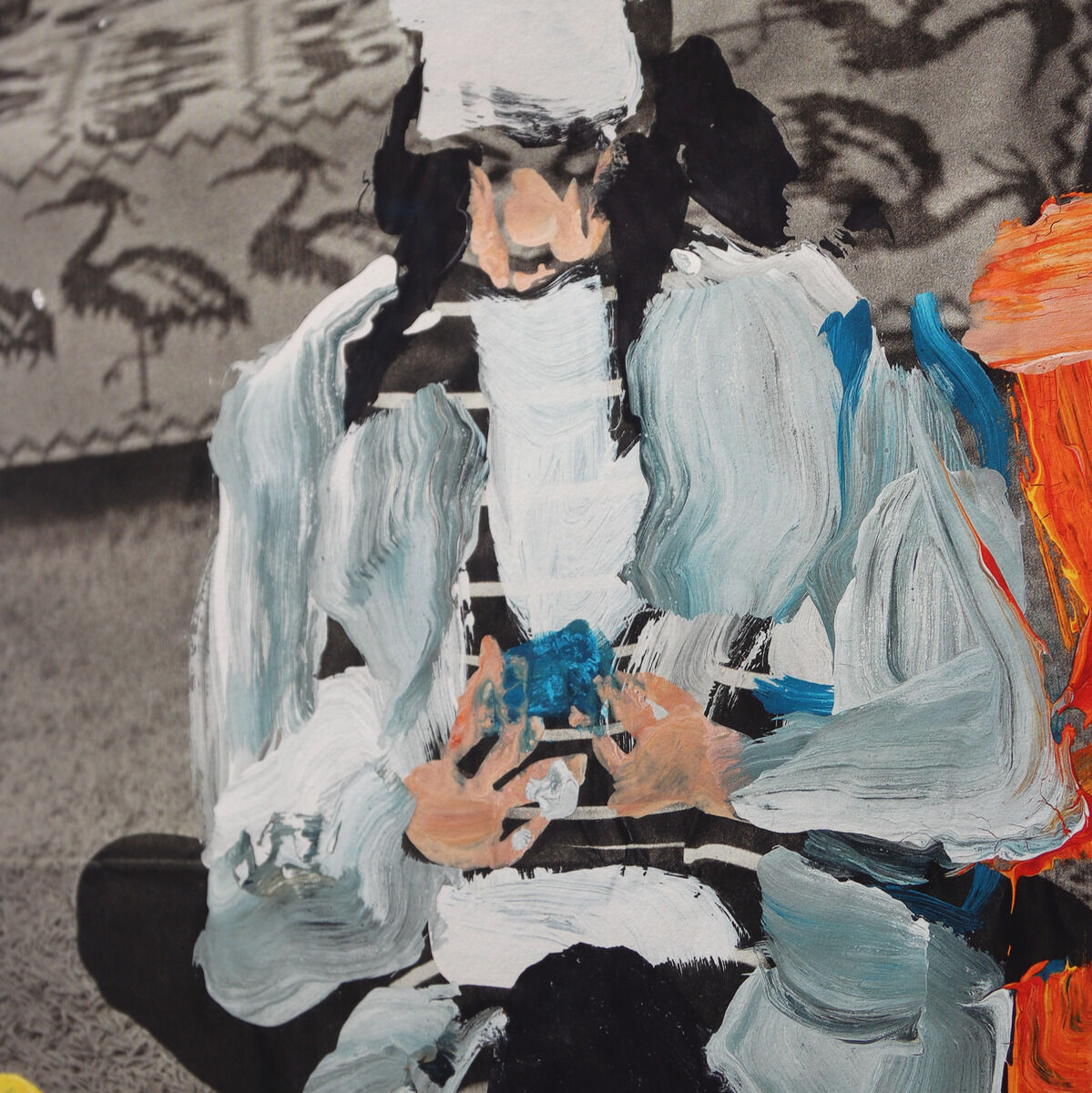 Ein gemaltes Porträt aus der ZEIT-Sonderedition »Audrey 2024« von Erik Schmidt. Das Kunstwerk zeigt eine Person in abstrahierten Farbtönen von Grau, Weiß, Schwarz, Blau, Orange und Gelb. Der Hintergrund besteht aus einem schwarz-weißen Muster.