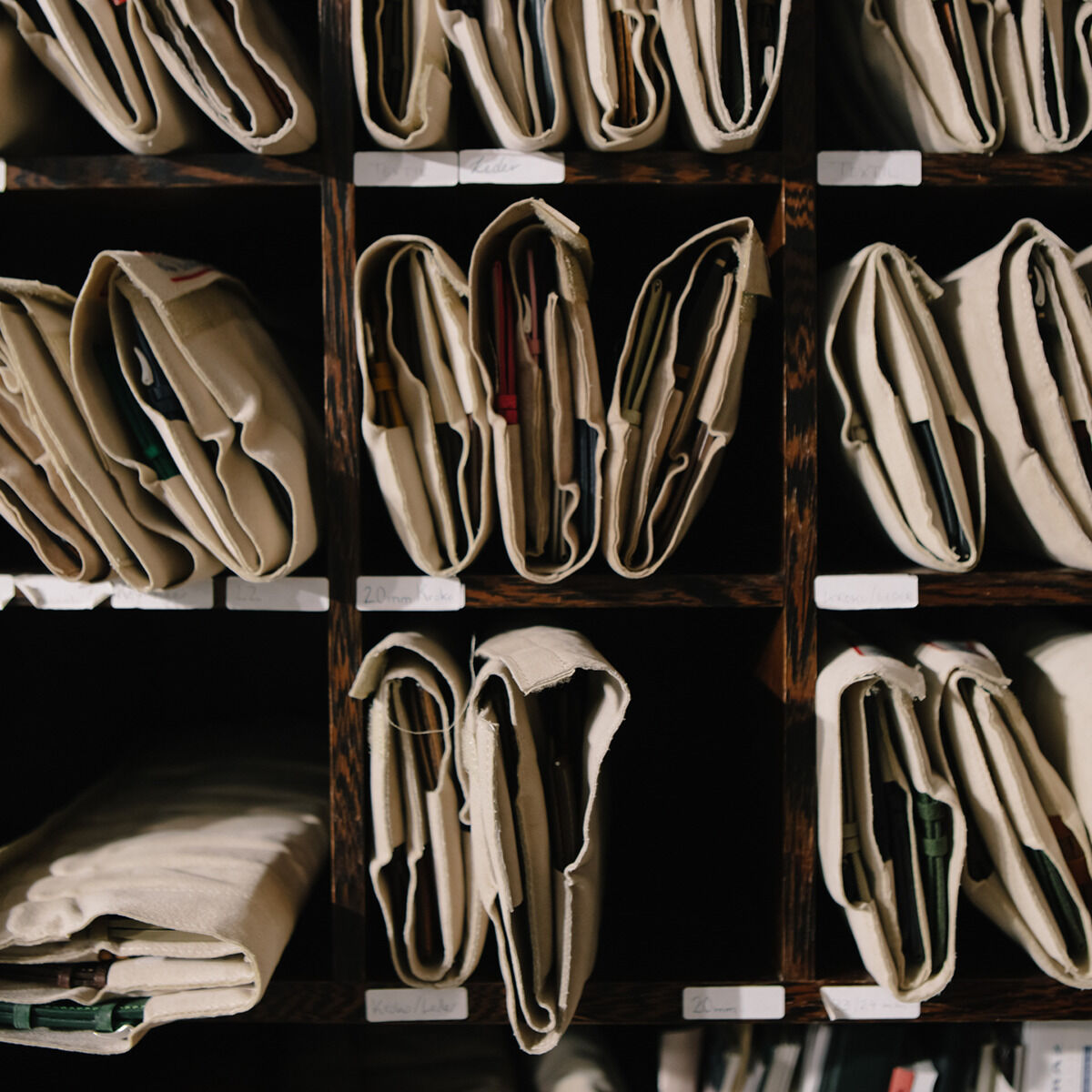 Die ZEIT-Sonderedition Uhr »L1 Weiss« ist eine elegante Armbanduhr mit einem weißen Zifferblatt, minimalistischer Gestaltung und einem hochwertigen Armband. Das Design strahlt Schlichtheit und Zeitlosigkeit aus und ist ein luxuriöses Accessoire für besondere Anlässe.