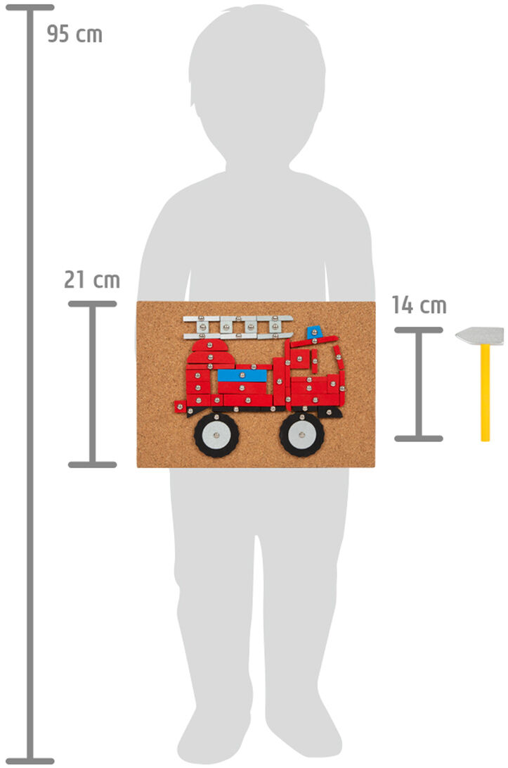 Ein Holzhammerspiel, das ein kleines rotes Feuerwehrauto zeigt. Das Bild enthält auch einen gelben Hammer und eine Skala, die die Größe des Spielzeugs relativ zur Größe eines Kindes darstellt. Das Feuerwehrauto ist auf einer braunen Holzplatte befestigt.