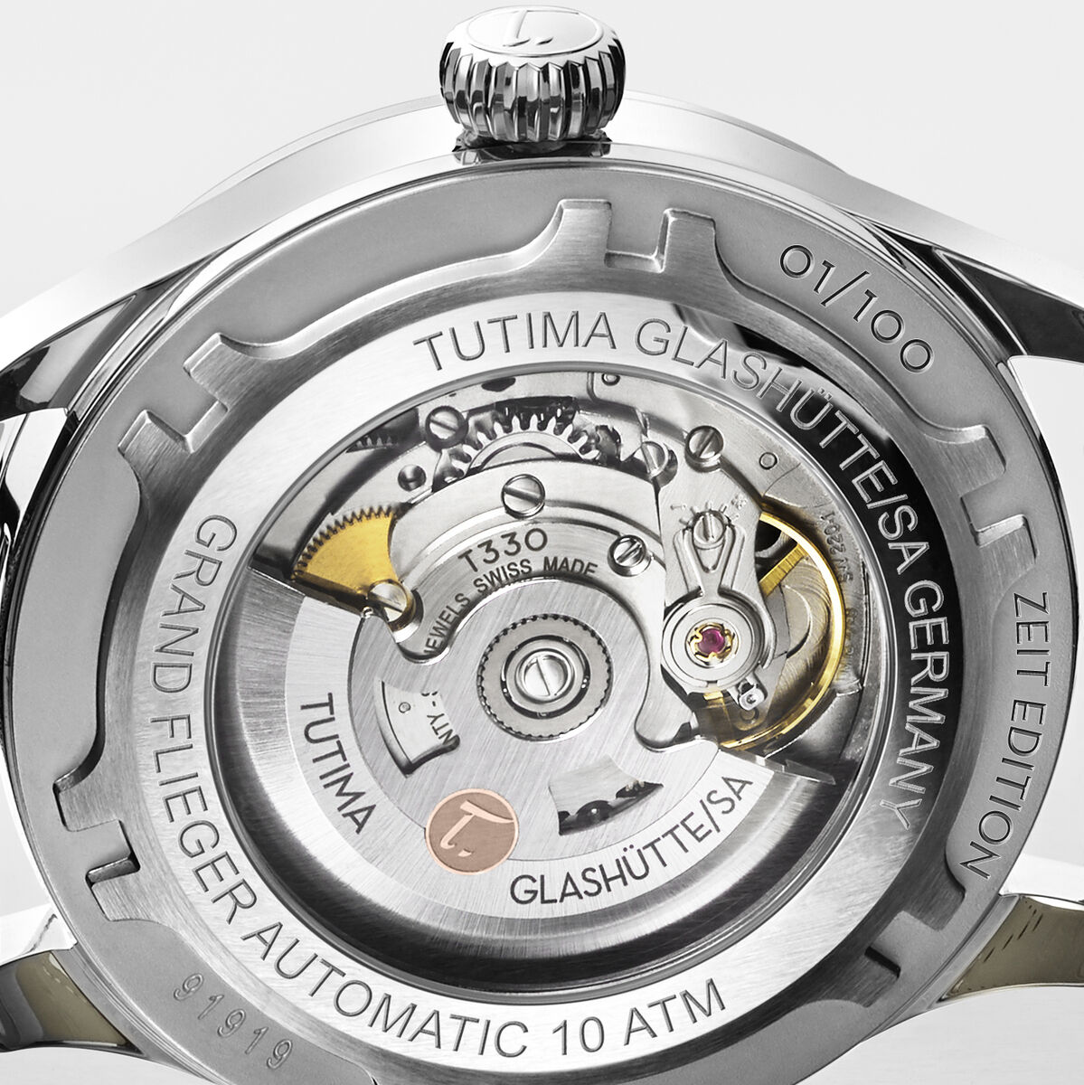 Rückansicht einer luxuriösen Armbanduhr der ZEIT-Sonderedition ‚Grand Flieger Airport Automatic‘ mit sichtbarem Automatik-Mechanismus, Edelstahlgehäuse, Saphirglas und eingravierten Details.