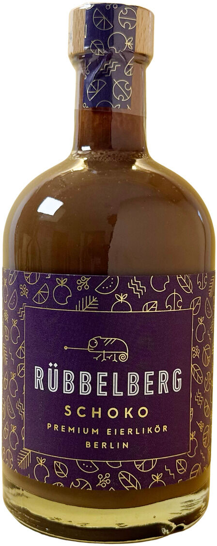 Eine Glasflasche mit Premium Eierlikör Schoko der Marke Rübbelberg, mit violettem Etikett und goldenen Verzierungen. Die Flasche steht vor weißem Hintergrund.