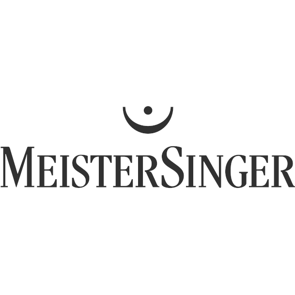 Logo von MeisterSinger, mit dem Markennamen in eleganter schwarzer Typografie und einem minimalistischen Designelement darüber, das einem Lächeln ähnelt.