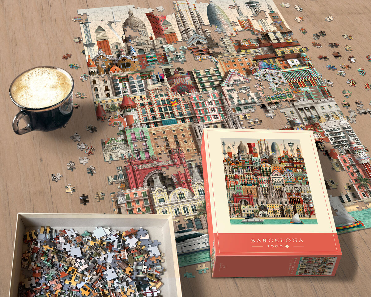 Puzzle mit 1000 Teilen von Barcelona, bestehend aus einem farbenfrohen Stadtmosaik. Einzelne Teile sind auf einem Holztisch verteilt, mit einer Puzzle-Box und einem Kaffee daneben.