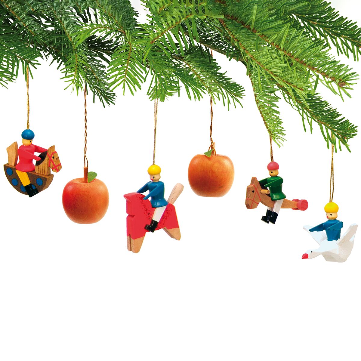 Sechs hölzerne Baumbehang-Anhänger hängen an grünen Tannenzweigen. Drei sind kleine bunte Spielfiguren auf Schaukelpferden, einer reitet eine Gans, und zwei Apfelformen ergänzen das Set. Die Motive bestehen aus naturfarbenem sowie farbig bemaltem Holz und sind an goldenen Fäden befestigt. Die Szene vermittelt weihnachtliches Flair und traditionelle Handwerkskunst.