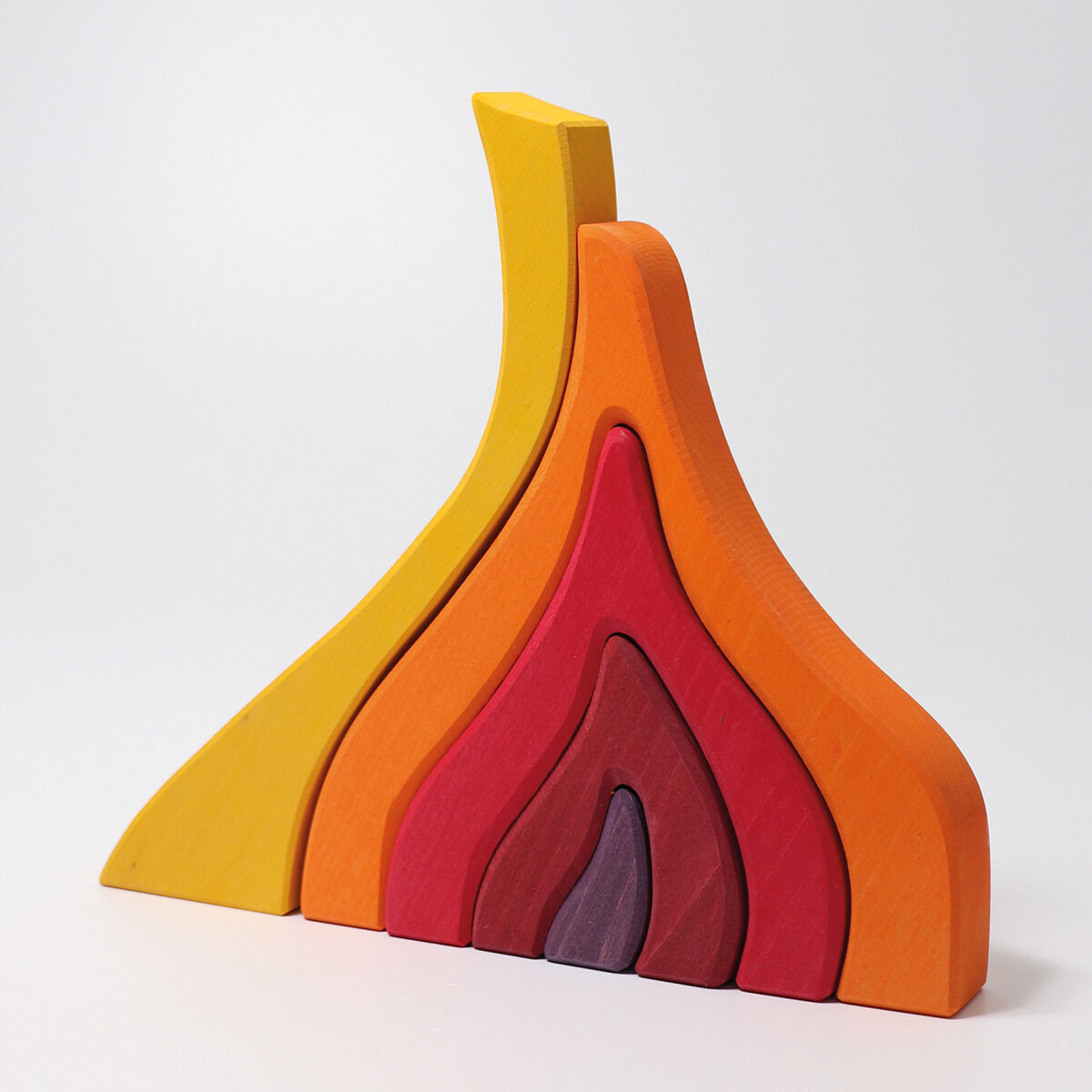 Baukasten aus Holz in Form von ineinander geschichteten flammenartigen Elementen in den Farben Gelb, Orange, Rot und Violett. Geeignet für Kinder und fördert Kreativität und Motorik.