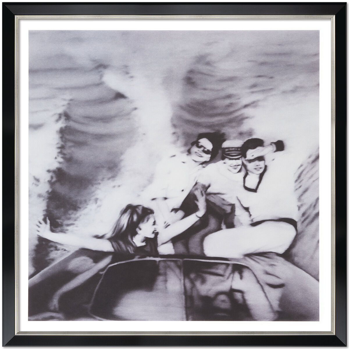 Ein Kunstwerk von Gerhard Richter mit dem Titel 'Sonderedition Motorboot', das eine abstrakte Darstellung von vier Personen auf einem Motorboot in schwarz-weißen Tönen zeigt.