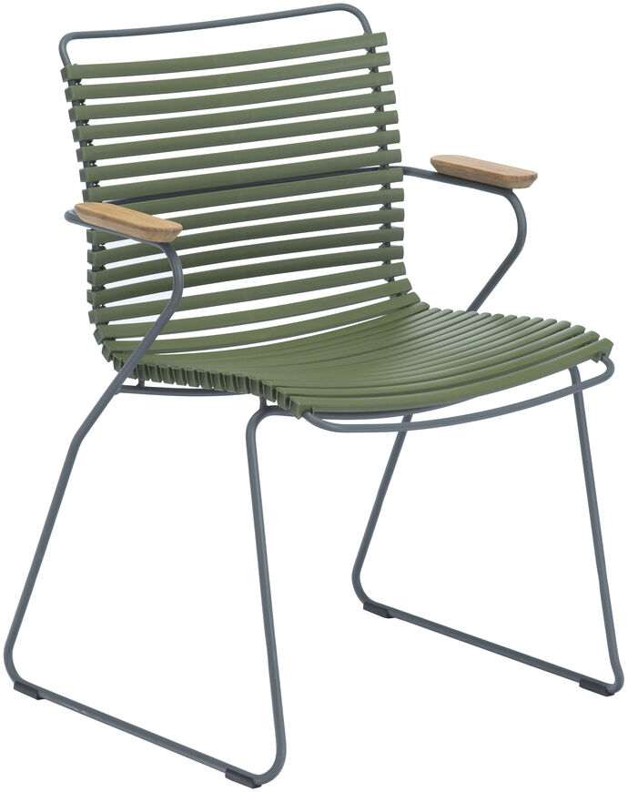 Moderner Esstischstuhl mit Metallrahmen in Grau und wellenförmigem Sitz und Rückenlehne in Grün. Armlehnen sind aus Holz.