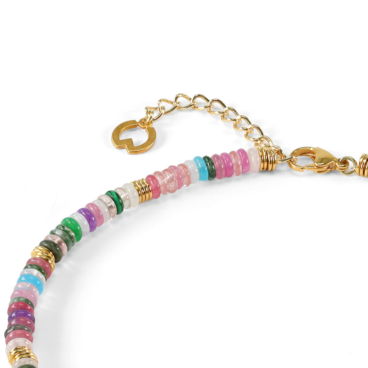 Detailaufnahme des Colliers »Thyra« von Petra Waszak für Ars mundi. Das Collier zeigt eine Abfolge runder Edelsteinperlen in den Farben Grün, Rosa, Türkis, Lila, Weiß und Schwarz mit einem goldfarbenem, 24-karätig vergoldetem Verschlussglied und Verlängerungskettchen.