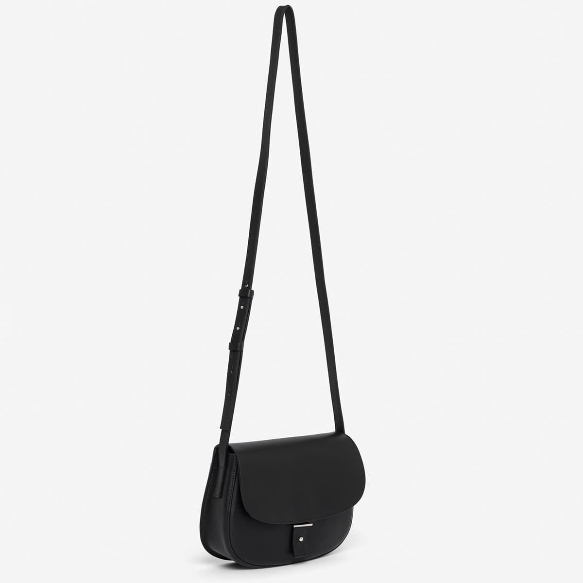 Schwarze Leder-Schultertasche der ZEIT Sonderedition »DIE ZEIT 5« mit verstellbarem Gurt und einfacher, eleganter Gestaltung.