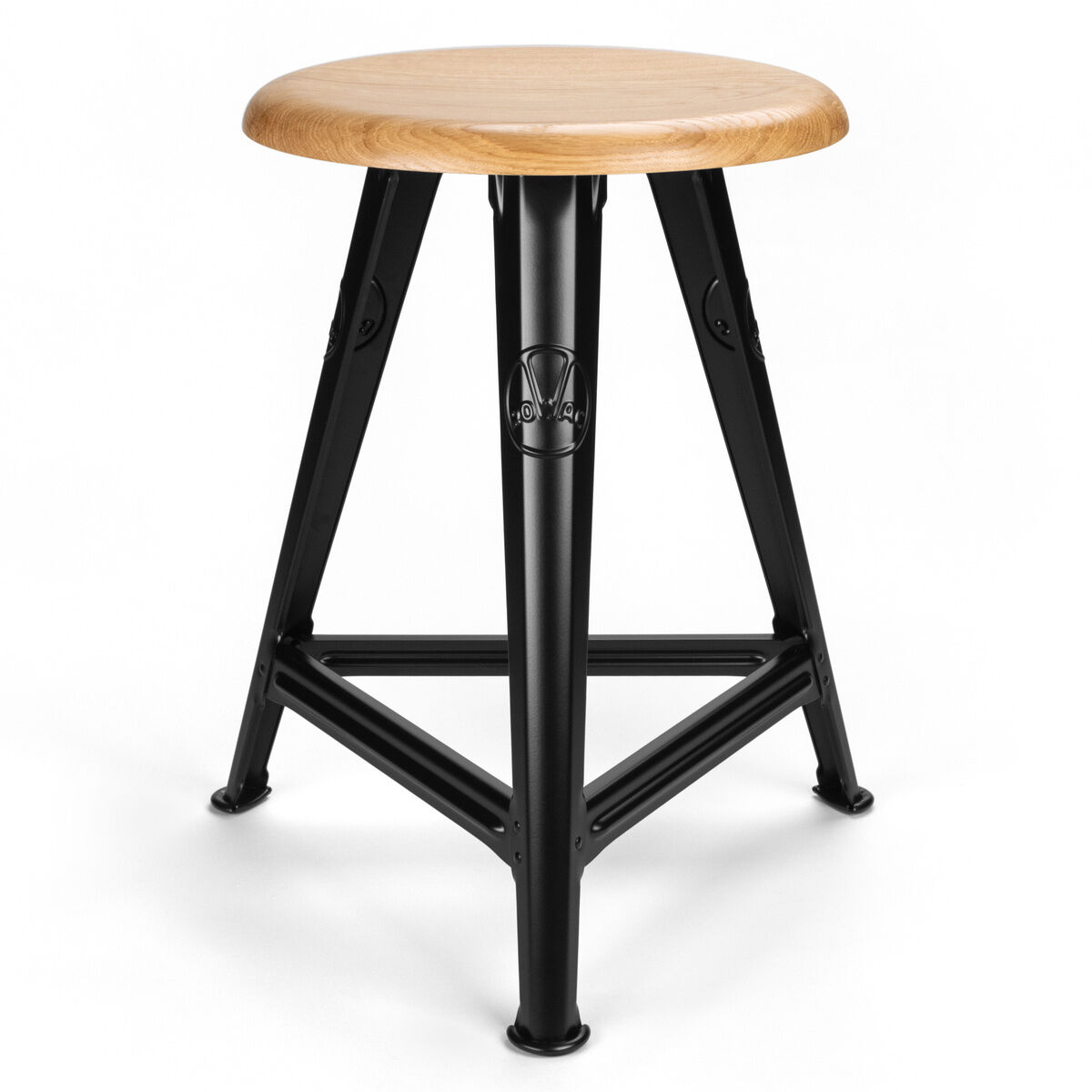 Ein industrieinspirierter Hocker mit einem runden Sitz aus Eichenholz und einem mattschwarzen Metallrahmen. Der Hocker steht stabil auf drei Beinen.