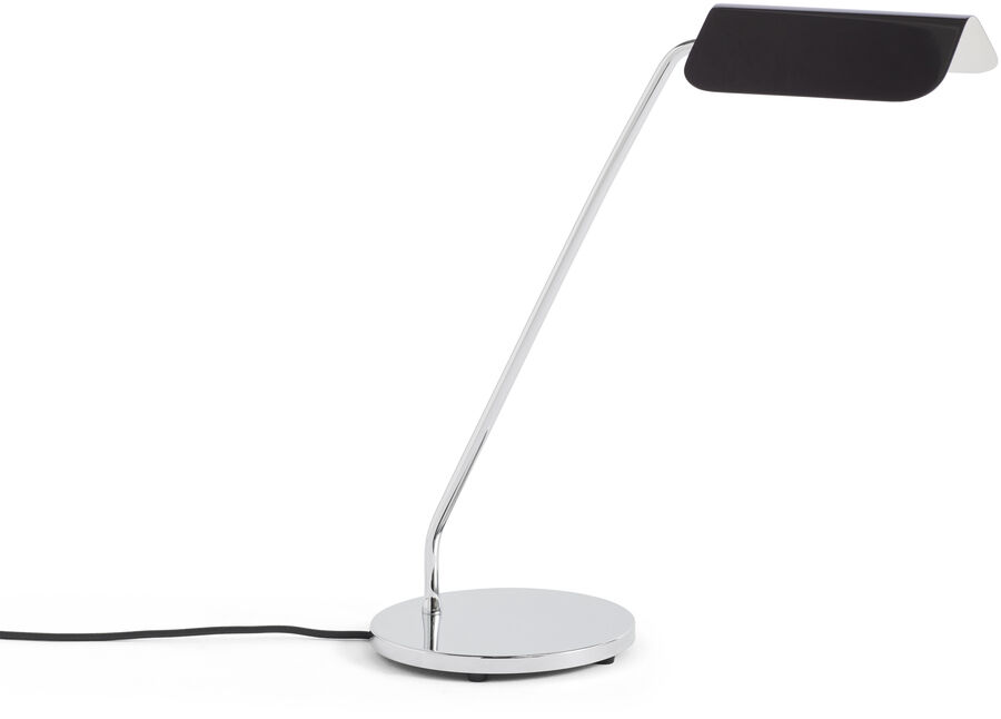 Ein modernes, minimalistisches Schreibtischlampe-Modell namens 'Apex Lampe »Desk«'. Sie hat eine schlanke Silhouette mit einem verstellbaren Kopf und einer Kombination aus schwarzen und silbernen Farbtönen. Ideal für den Einsatz am Arbeitsplatz, im Home Office oder als Leselampe.