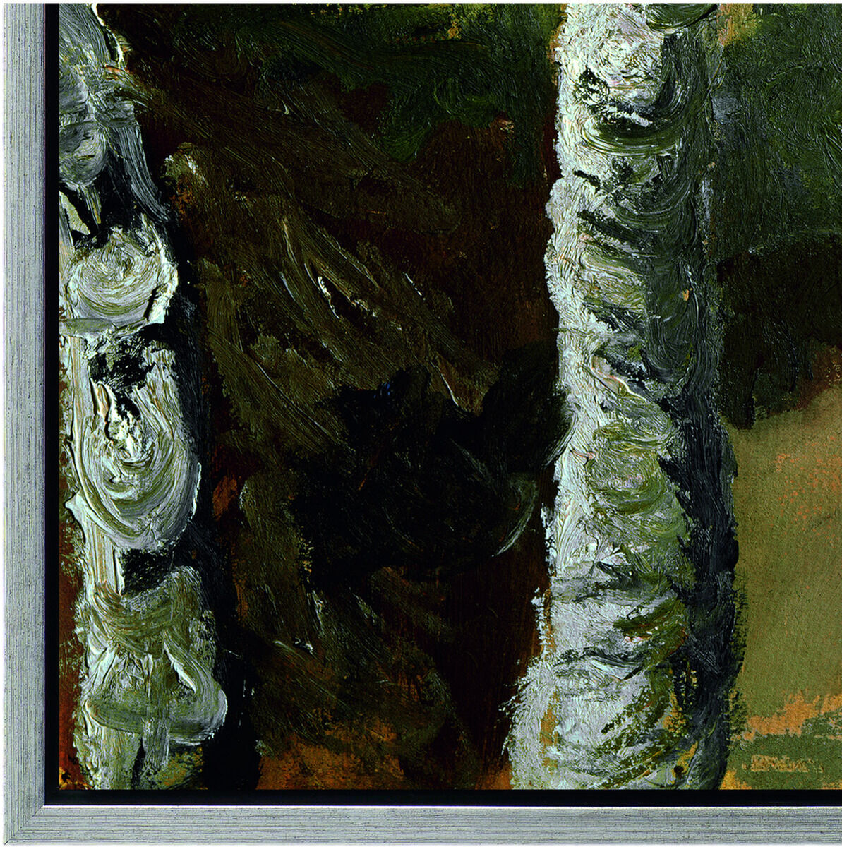 Ausschnitt eines gerahmten Gemäldes auf Leinwand, zeigt zwei helle Birkenstämme mit markanter Rinde im Vordergrund und eine moosgrüne, leicht verschwommene und schattige Landschaft im Hintergrund. Die Ecken des Bildes und des Holzrahmens sind unten links sichtbar.