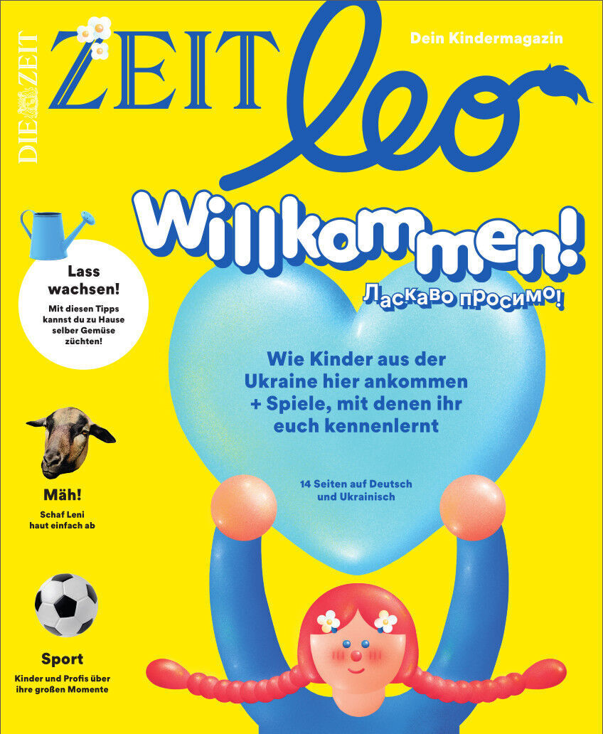 Titelseite des Kinder-Magazins ZEIT LEO 3/22 mit dem Titel 'Willkommen! - ласкаво просимо!'. Das Magazin zeigt eine Illustration mit einem Ballon in Herzform, einer strohpuppenartigen Figur, einem Fußball und weiteren Elementen zur Unterhaltung und Bildung von Kindern. Die Texte sind auf Deutsch und Ukrainisch.