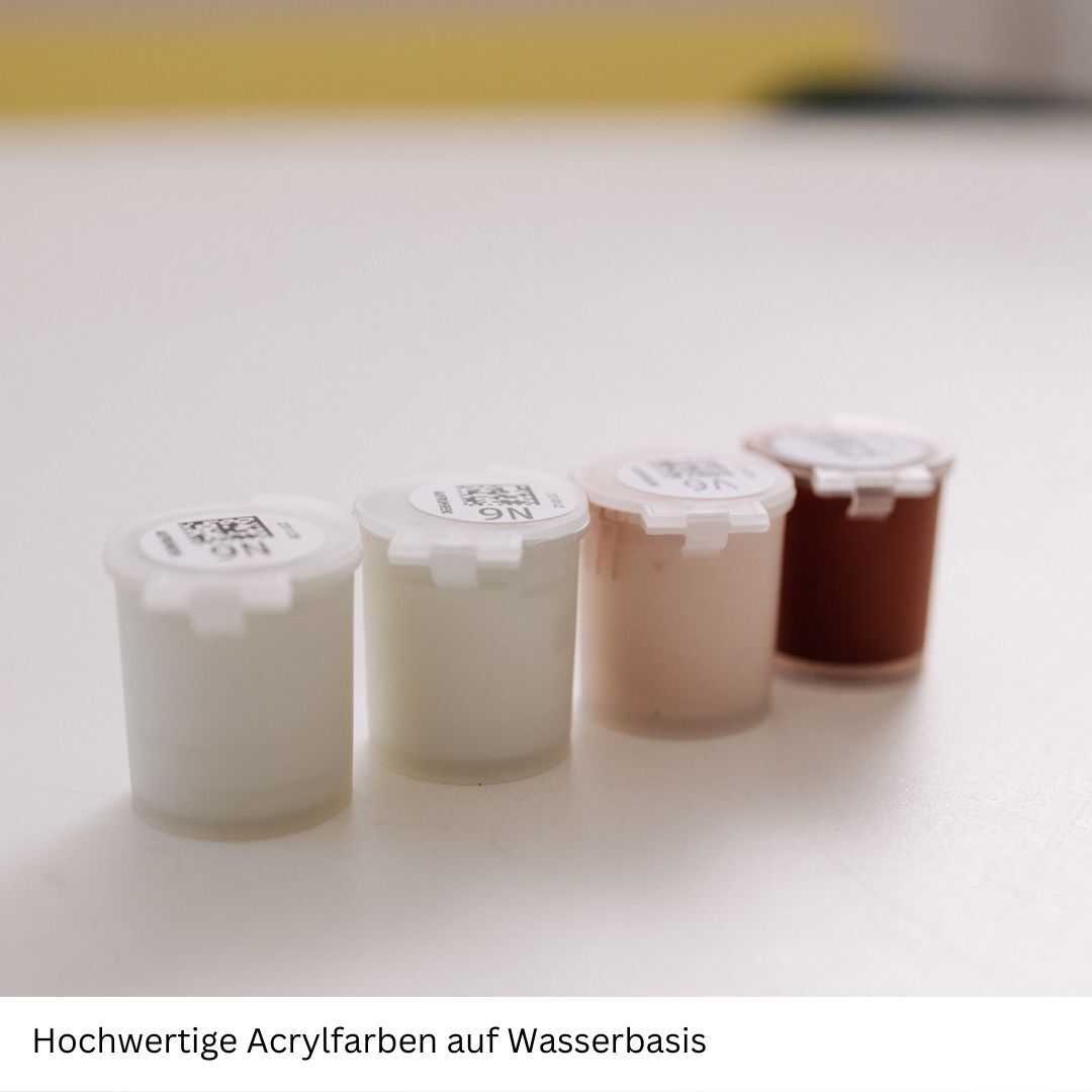 Vier kleine, runde Behälter mit unterschiedlich farbigen Acrylfarben (weiß, beige, rosa, braun) auf einem weißen Untergrund. Darunter steht der Text 'Hochwertige Acrylfarben auf Wasserbasis'.