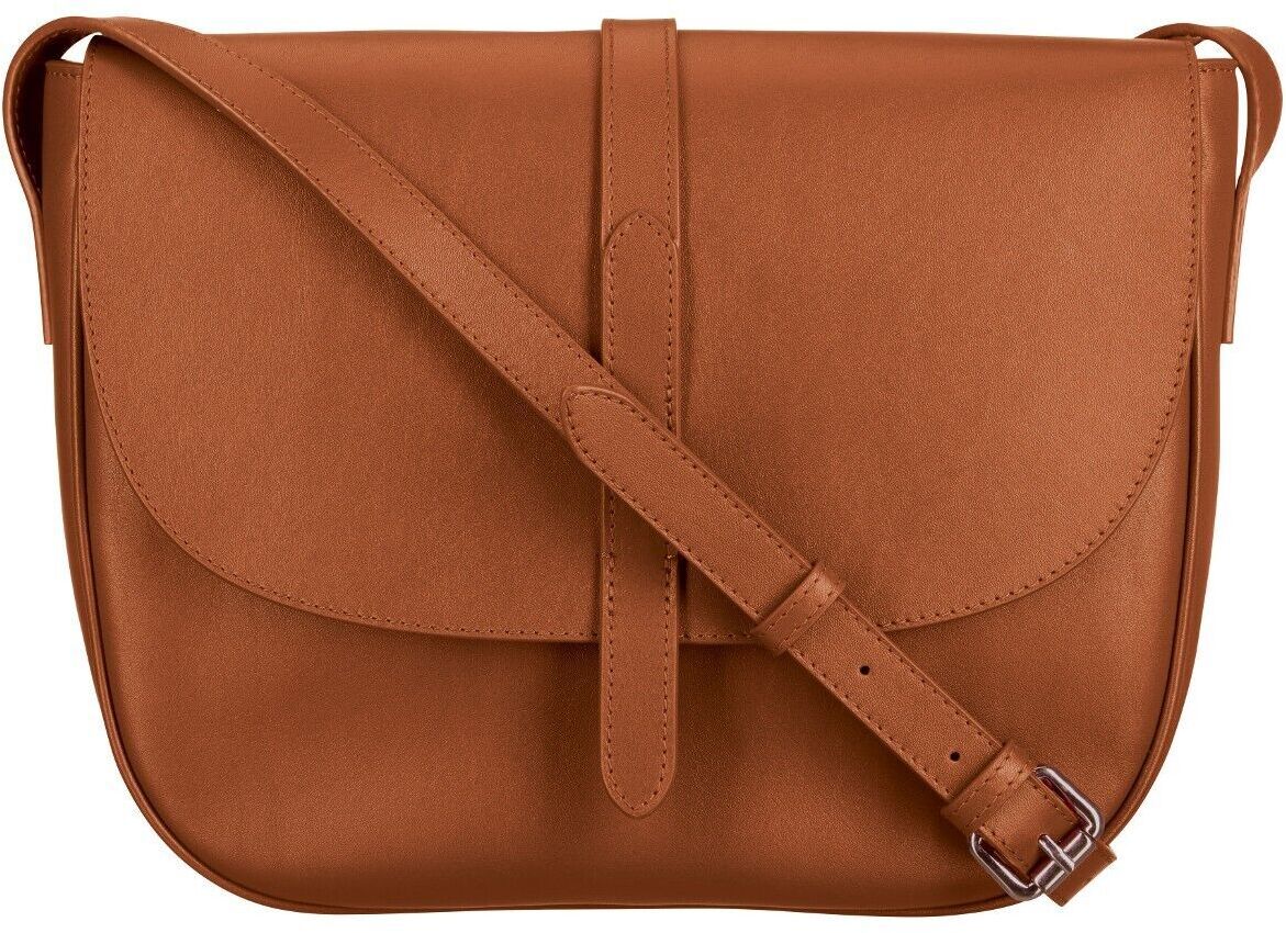 Die »Saddle Bag Femme« Umhängetasche in brauner Lederoptik ist eine elegante und minimalistische Satteltasche für Frauen. Sie besitzt einen verstellbaren Schulterriemen und eine schlichte Klappe mit Magnetverschluss.