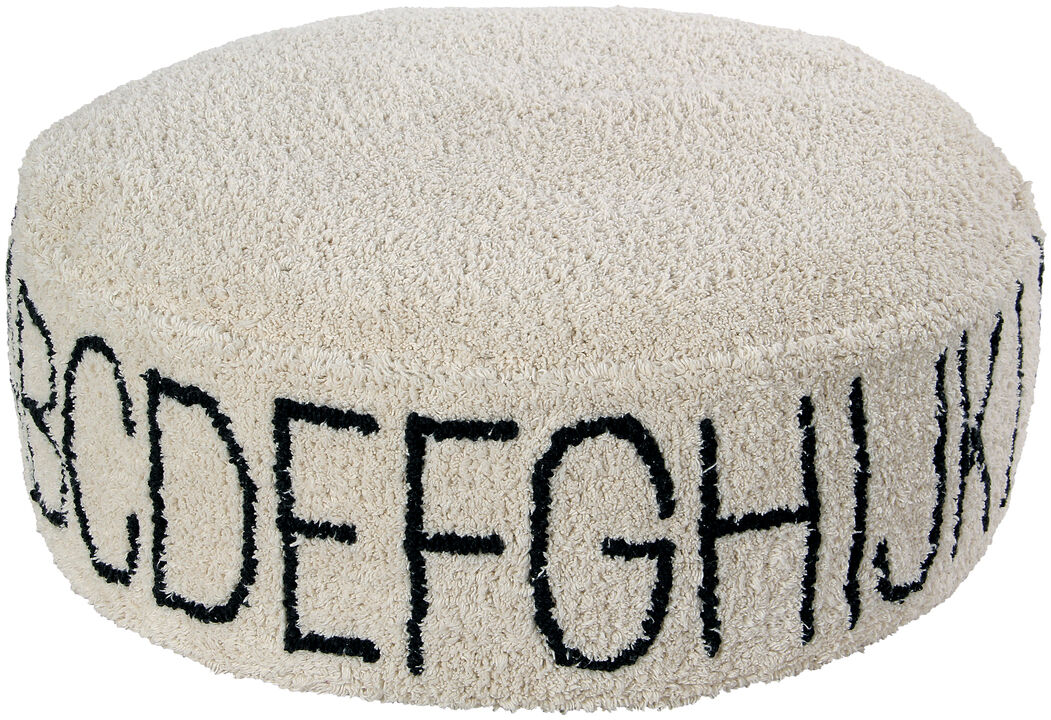 Weißer, runder Sitzpouf mit schwarzen Buchstaben des Alphabets auf der Seite in gestricktem Stoff.
