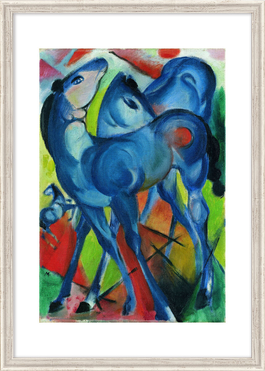 Das Gemälde 'Die blauen Fohlen' von Franz Marc aus dem Jahr 1913 zeigt abstrakte blaue Pferde in einer farbenfrohen und expressionistischen Landschaft. Die Hauptfarben sind Blau, Grün, Rot, Gelb und Schwarz. Das Kunstwerk stellt die Tiere dynamisch und lebendig dar, typisch für Marcs Stil und den Expressionismus.