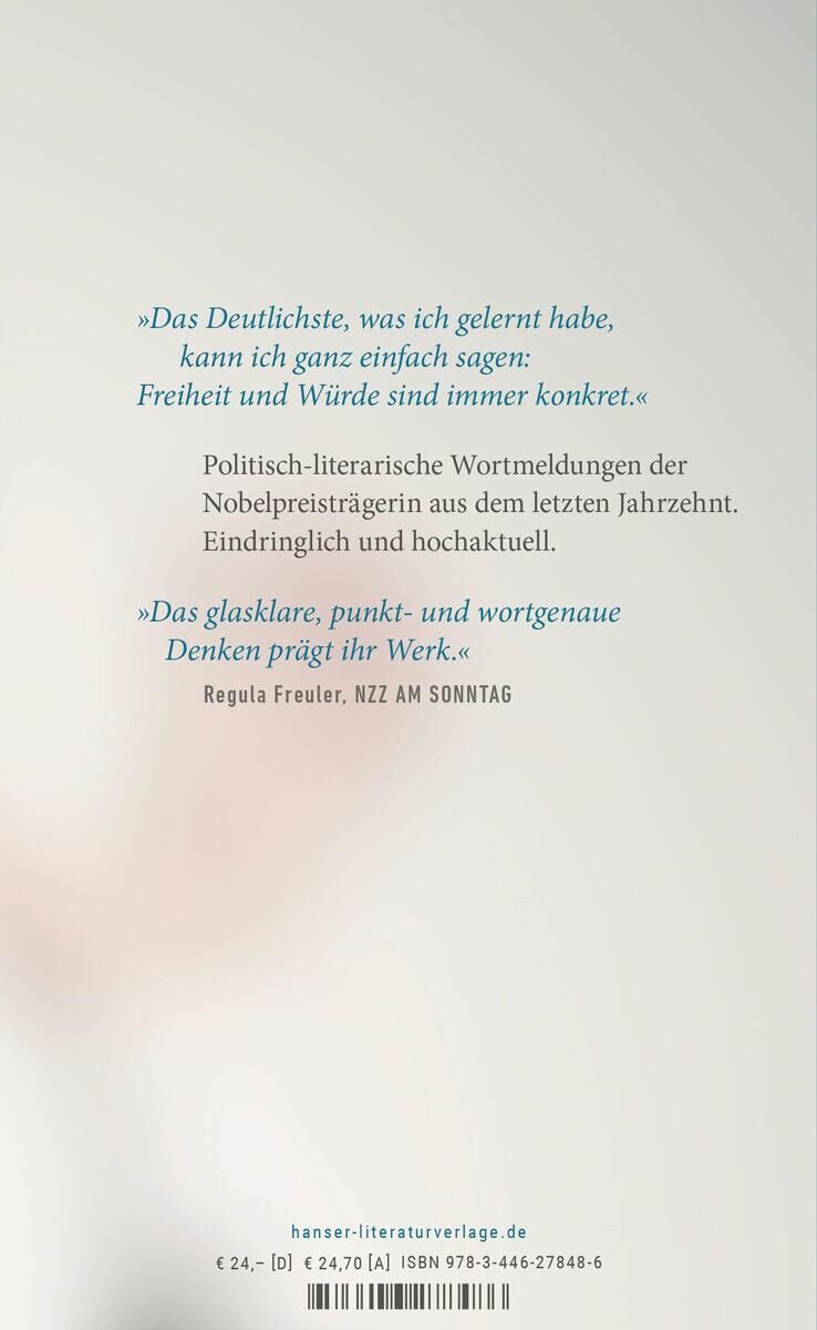 Das Bild zeigt das Buchcover von 'Fliege kommt durch einen halben Wald' von H. Müller, veröffentlicht von Hanser Literaturverlage. Es ist ein literarisches Werk, das Zitate und politische Wortmeldungen von Nobelpreisträgern der letzten Dekade enthält. Auf dem Cover sind Zitate von Regula Freuler, die das Werk als klar und punktgenau beschreibt.