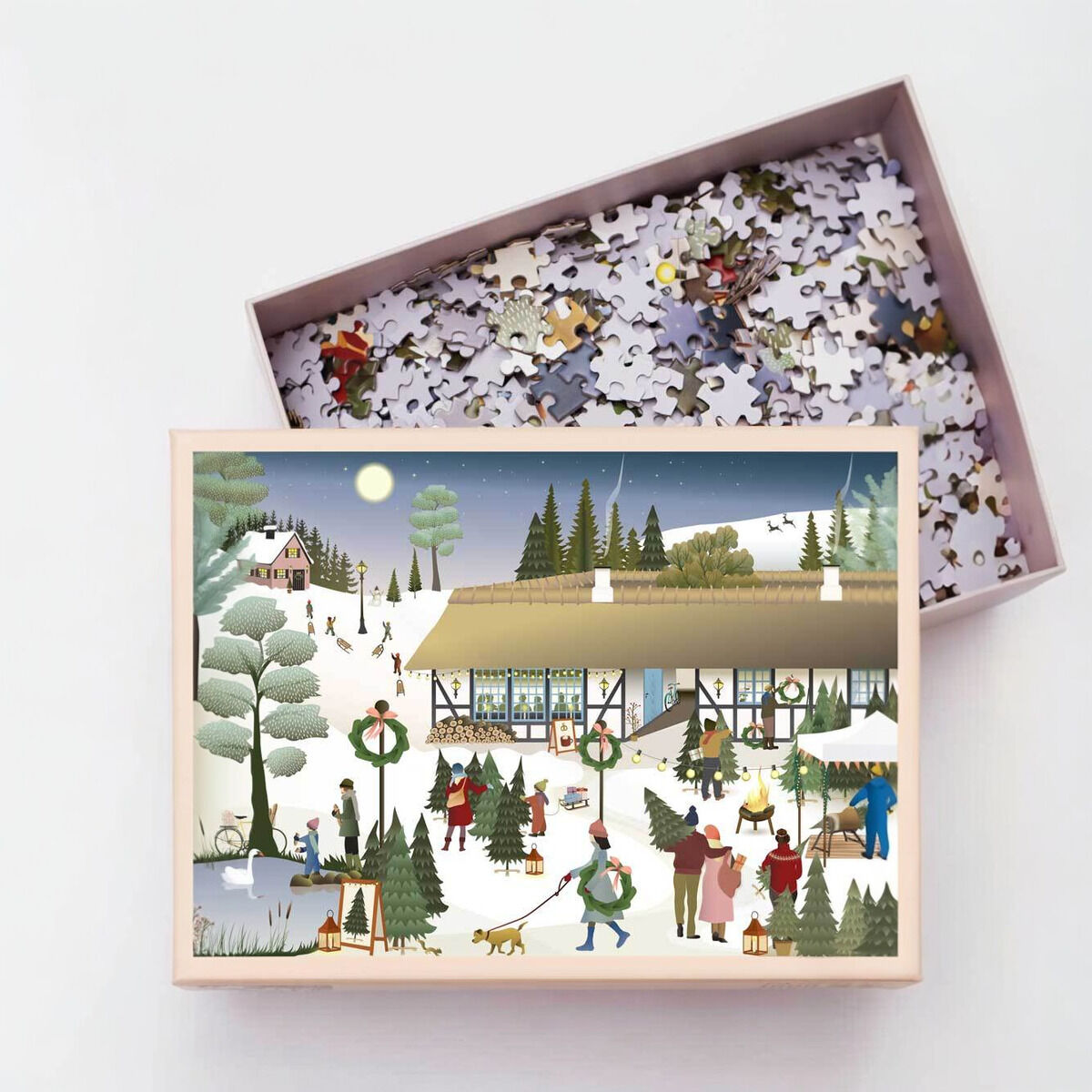 Ein Puzzle mit einem Bild einer traditionellen Weihnachtsbaumfarm, umgeben von verschneiten Hügeln und Tannenbäumen. Menschen sind damit beschäftigt, Weihnachtsbäume auszusuchen und zu transportieren. Das Bild vermittelt eine winterliche und festliche Atmosphäre.