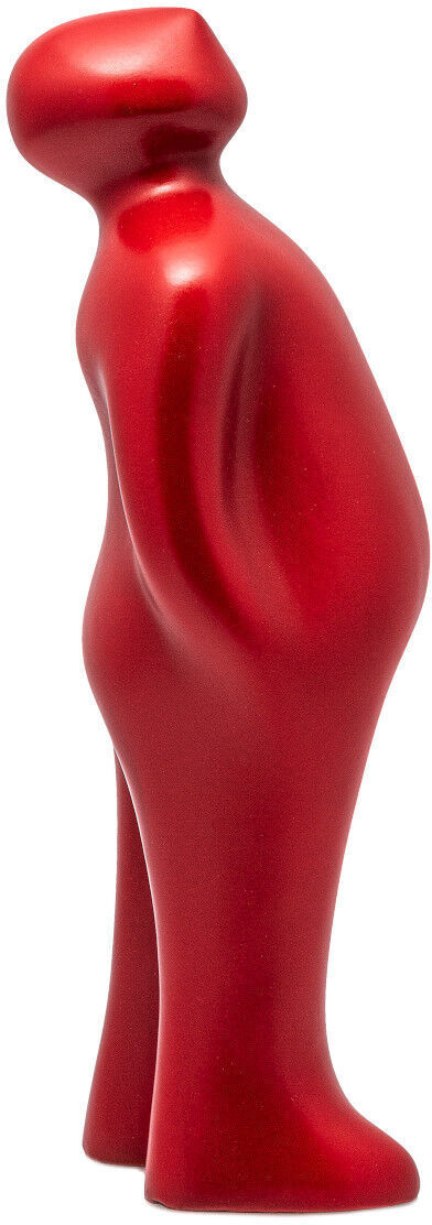 Die Skulptur »The Visitor Plus« von Guido Deleu ist eine moderne, minimalistische Kunstfigur in leuchtendem Rot. Sie zeigt eine gestreckte, abstrahierte menschliche Figur in simplifiziertem Design.