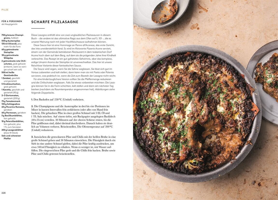 Seite aus dem Kochbuch 'Ottolenghi, Yotam: Flavour' mit einem Rezept für scharfe Pizzalasagne links und einem fertig zubereiteten Lasagnegericht rechts in einer runden Auflaufform auf einem beigefarbenen Untergrund.
