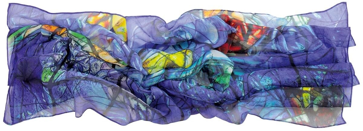 Ein Seidentuch mit einem Design basierend auf »Die Schöpfung der Welt« von Marc Chagall. Das Tuch zeigt bunte, abstrakte und religiöse Motive mit dominierenden Farben Blau, Gelb, Grün, Rot und Violett. Ideal für Kunstliebhaber.