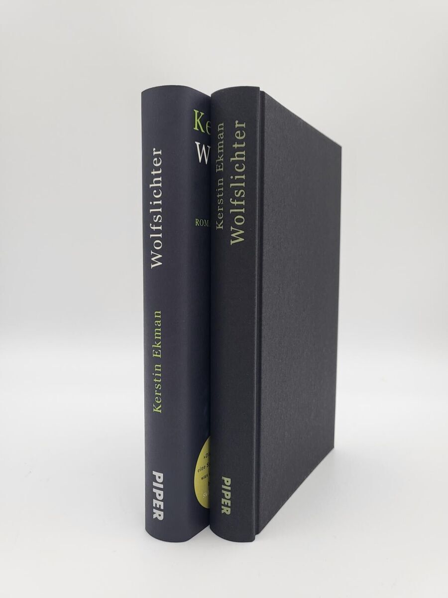 Zwei Bücher mit dem Titel 'Wolfslichter' von Kerstin Ekman. Eine Buchhülle zeigt den Titel und den Namen der Autorin auf schwarzem Hintergrund.