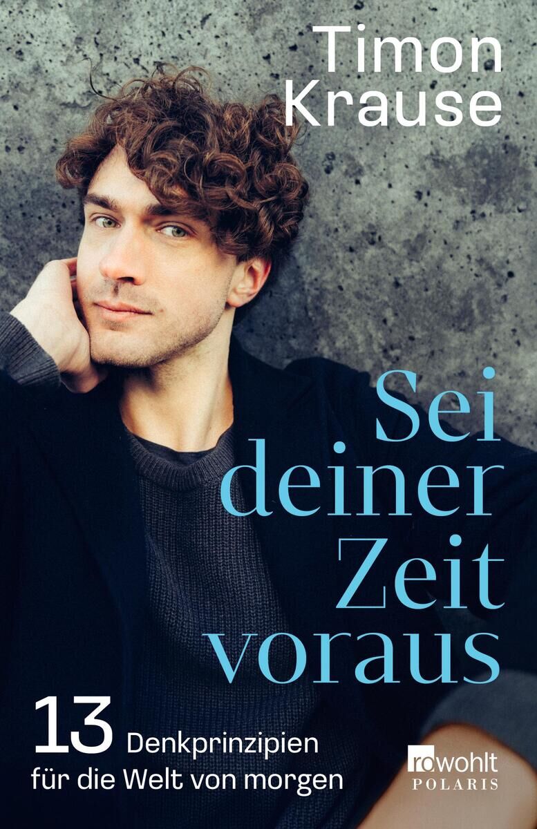 Cover des Buches 'Sei deiner Zeit voraus' von Timon Krause. Der Autor ist abgebildet, lehnt sich mit einer Hand am Kopf an eine Wand. Der Titel und Untertitel des Buches sind in blauer und weißer Schrift zu sehen.