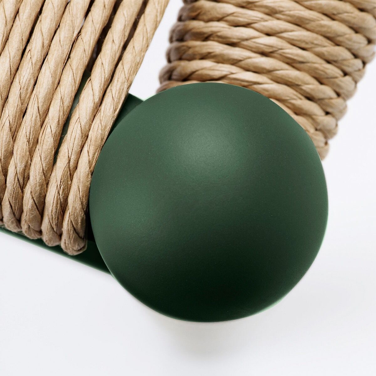 Nahaufnahme eines Stuhls von Carl Hansen, Modell Sonderedition »Stuhl CH24 Soft«. Der Stuhl hat eine gewebte Sitzfläche aus hellen, naturfarbenen Fasern und eine matte grüne Lehne.