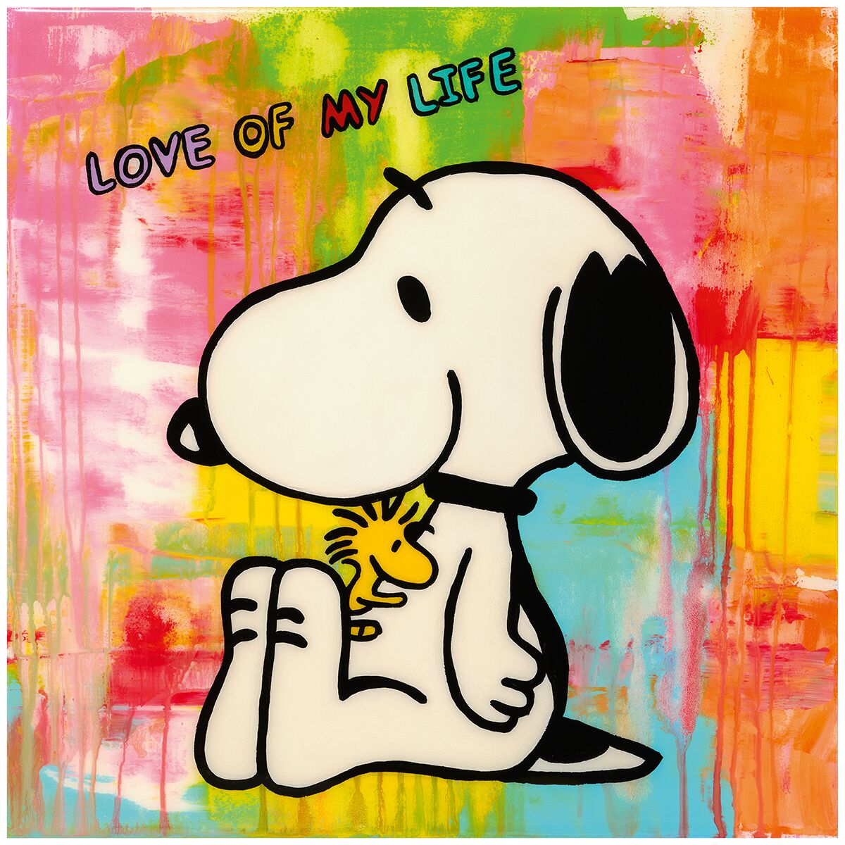 Das Bild zeigt Snoopy, der Woodstock liebevoll umarmt, im Zentrum auf bunter, abstrakter Hintergrundfläche mit kräftigen Farben wie Pink, Gelb und Türkis. Oben links steht der Schriftzug "LOVE OF MY LIFE" in Schwarz und Blau. Das Motiv wirkt freundlich und fröhlich.