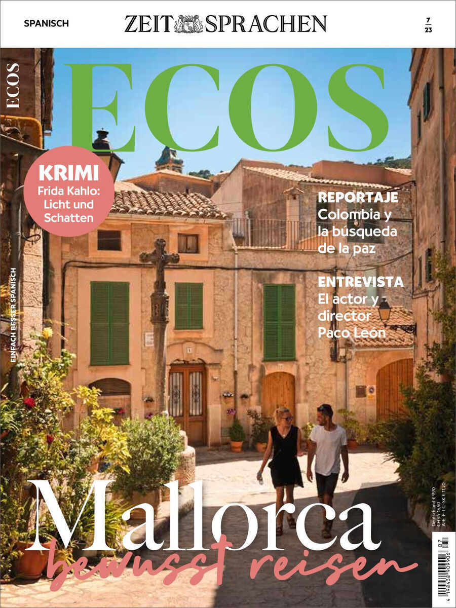 Titelbild von Ecos Magazin Ausgabe 07/2023, zeigt ein malerisches Dorf auf Mallorca mit alten Häusern und zwei Personen, die auf einer Straße spazieren. Oben steht der Magazinname in großen grünen Buchstaben, darunter der Titelstory-Text 'Mallorca bewusst reisen' in weiß und rot.