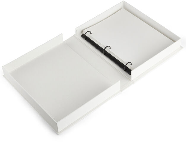 Ein offenes Babyalbum mit der Aufschrift »Dream Big Little One« auf dem Umschlag. Das Album hat einen weißen Einband und schwarze Ringe zur Bindung. Es ist bereit für Fotos und Erinnerungsstücke und eignet sich besonders als Geschenk für Neugeborene und Eltern, um kostbare Momente festzuhalten.