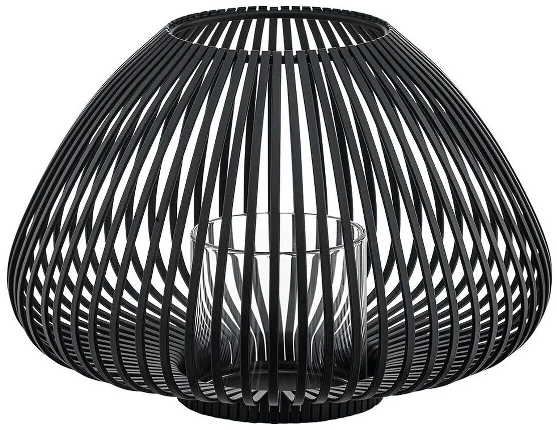 Schwarze Metalllaterne in modernem, offenen Rippendesign mit rundlicher Form. Geeignet zur dekorativen Beleuchtung für Innen- und Außenbereiche, besonders für Kerzen. Die Laterne steht auf einer weißen Fläche und ist stilvoll reduziert gestaltet.