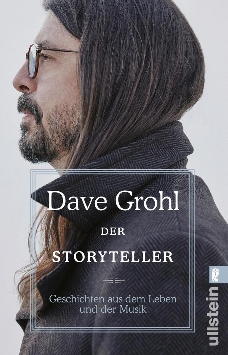 Dave Grohl's Buch 'Der Storyteller: Geschichten aus dem Leben und der Musik' zeigt ein Porträt von ihm im Profil. Er trägt eine Sonnenbrille und einen Mantel. Der Hintergrund ist unscharf und hell, wodurch Grohl im Vordergrund betont wird. Das Buch wird vom Verlag Ullstein veröffentlicht.