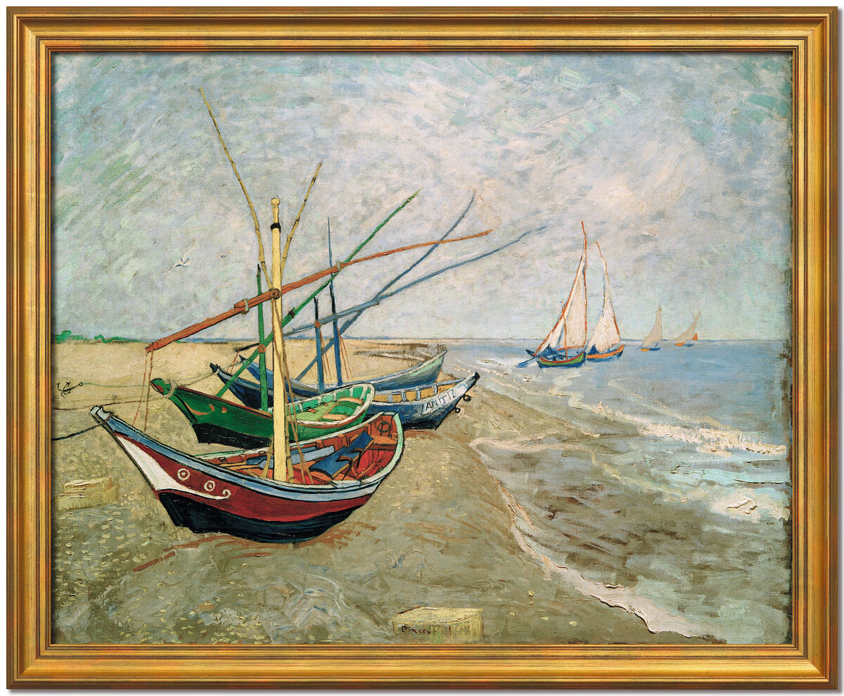 Ein Gemälde von Vincent van Gogh zeigt Fischerboote am Strand von Les Saintes-Maries-de-la-Mer. Mehrere bunte Boote sind auf dem Sandstrand abgestellt, während einige Segelboote im Hintergrund auf dem Meer schaukeln. Der Himmel ist blau und leicht bewölkt, die Farbgebung ist leuchtend und lebendig.