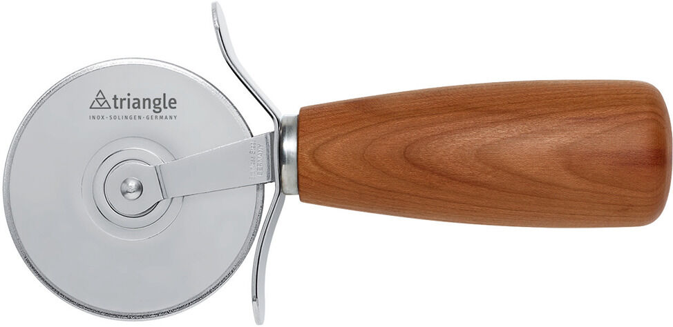 Schlichter, hochwertiger Pizzaschneider »Soul« von triangle mit robustem, silbernem Schneidrad aus Edelstahl und ergonomisch geformtem, braunem Holzgriff aus Pflaumenholz. Modernes Design, detailreich sichtbare Holzmaserung. Ideal als Geschenk in der Küche.