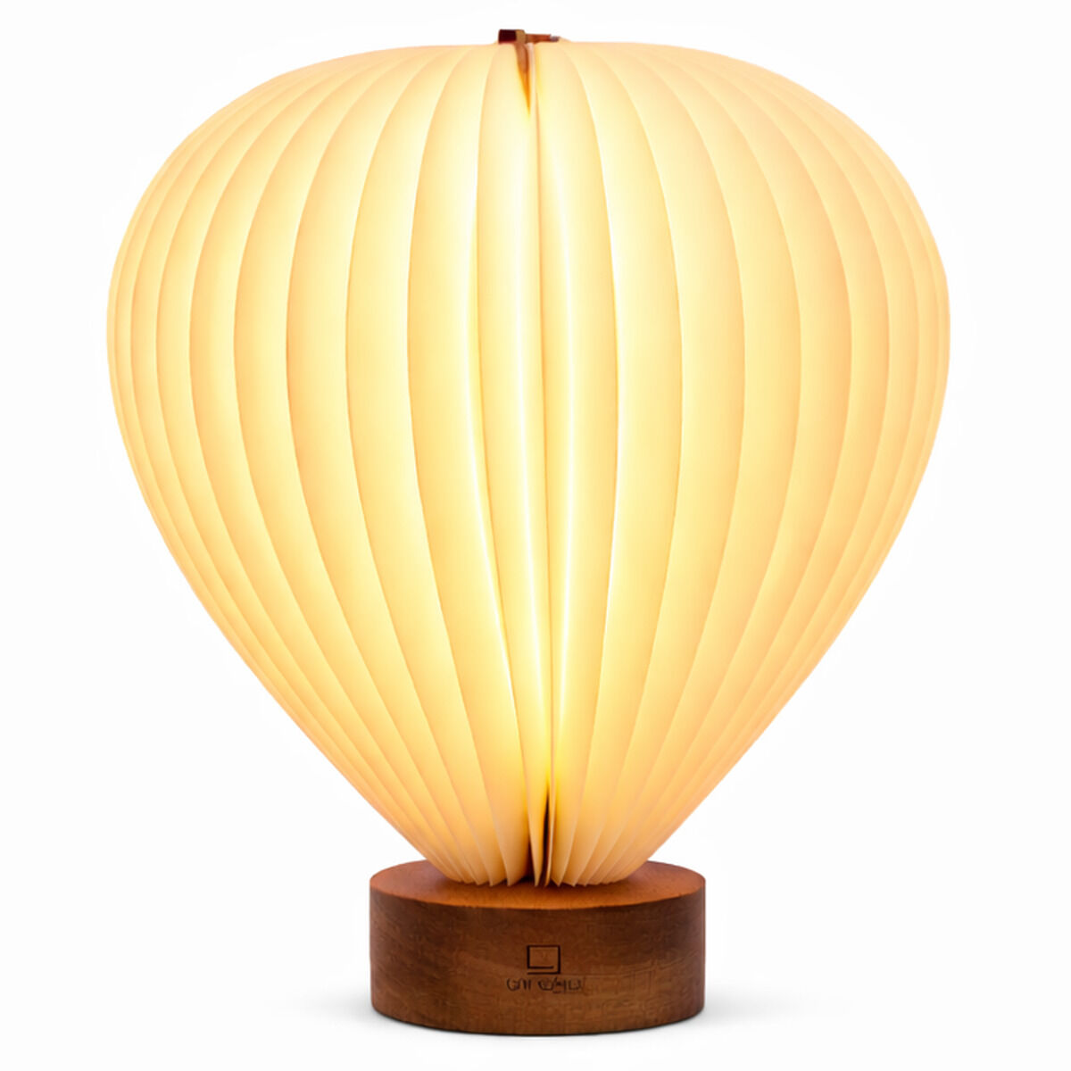 Auf dem Bild ist die Leuchte »Aeris Light« von Gingko Design Ltd zu sehen. Sie hat die Form eines Heißluftballons mit einem fein gerippten Leuchtkörper in warmem Weiß und einem runden Sockel aus hochwertigem Walnussholz. Das schlichte Design wirkt modern und dekorativ.