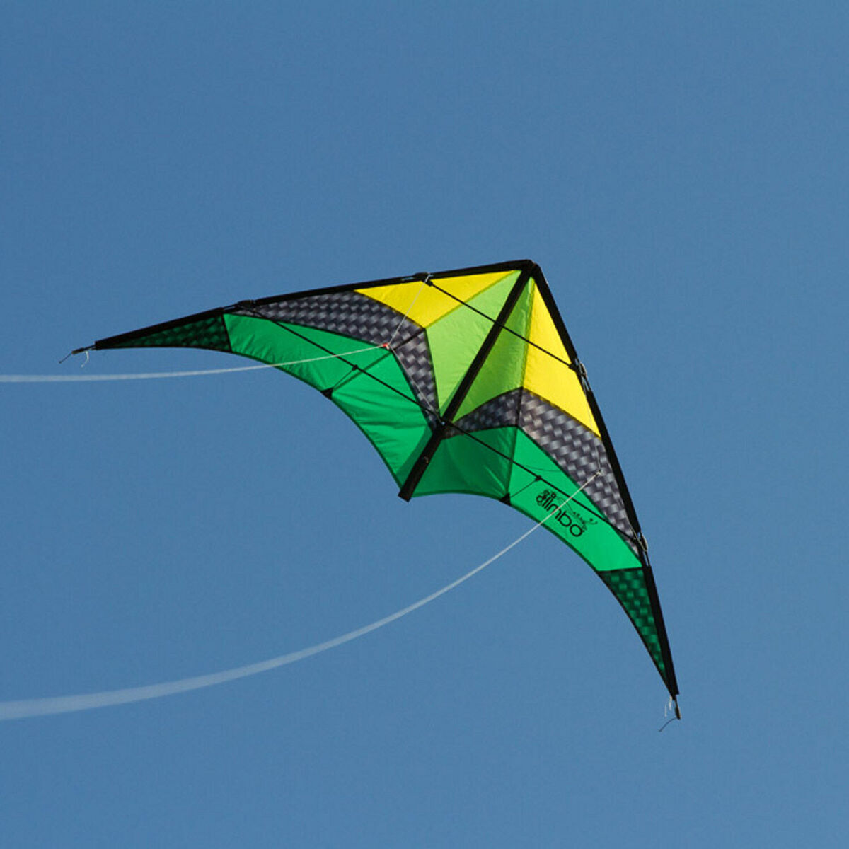 Ein grüner, schwarzer und gelber Lenkdrachen mit dem Namen 'Limbo II Emerald' fliegt hoch am blauen Himmel.