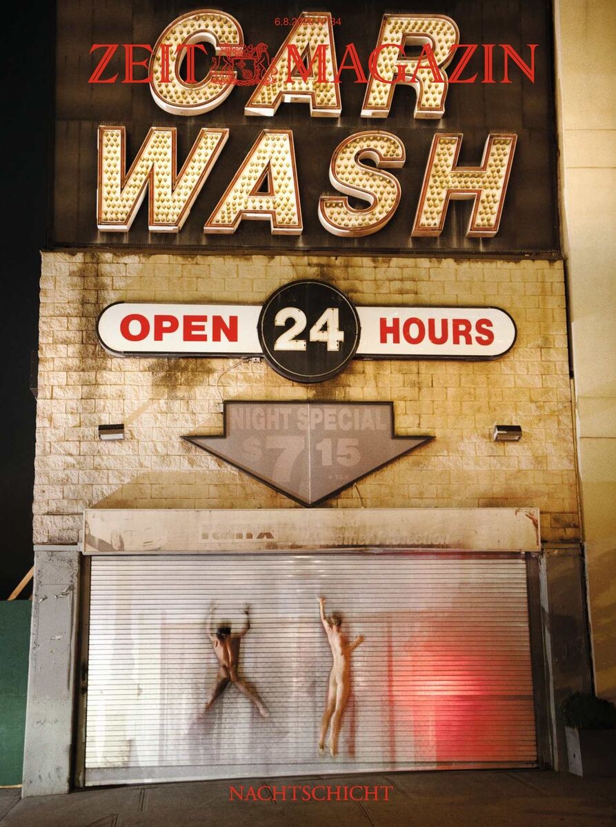 Titelcover der Zeitschrift DIE ZEIT 34/2026 zeigt ein beleuchtetes Car-Wash-Schild bei Nacht, darunter das Schild 'Open 24 Hours'. Hinter einer gerippten Glaswand sind schemenhaft zwei nackte Personen zu erkennen. Der Schriftzug 'Nachtschicht' steht unten.