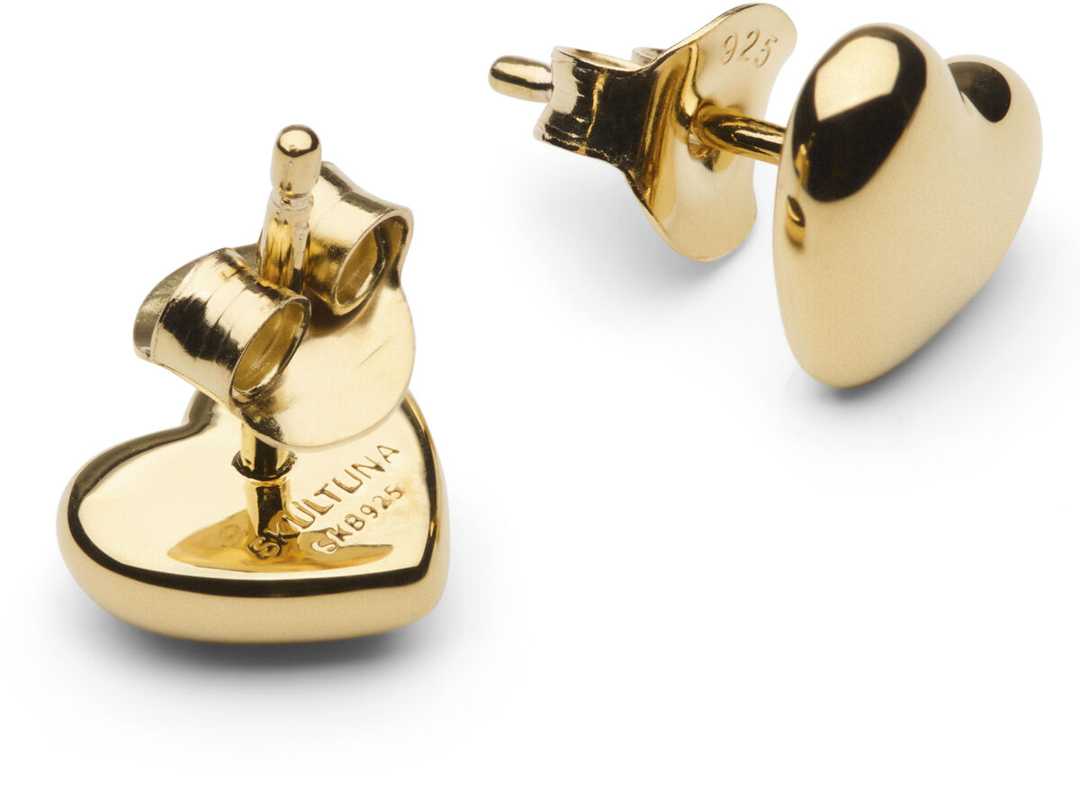 Zwei goldene Ohrstecker in Herzform liegen auf weißem Hintergrund. Die glänzenden Ohrstecker sind elegant gestaltet und spiegeln Licht wider.
