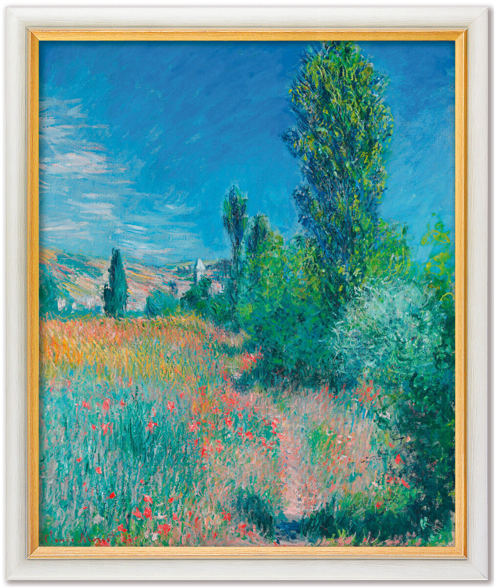 Ein Gemälde von Claude Monet aus dem Jahr 1881, das eine sommerliche Landschaft auf Saint-Martin zeigt. Das Bild zeigt ein weites Feld mit hohem Gras, roten Blumen und mehreren hohen Bäumen. Der Himmel ist hellblau und klar, während der Weg in der Mitte des Bildes durch das grüne Feld läuft.