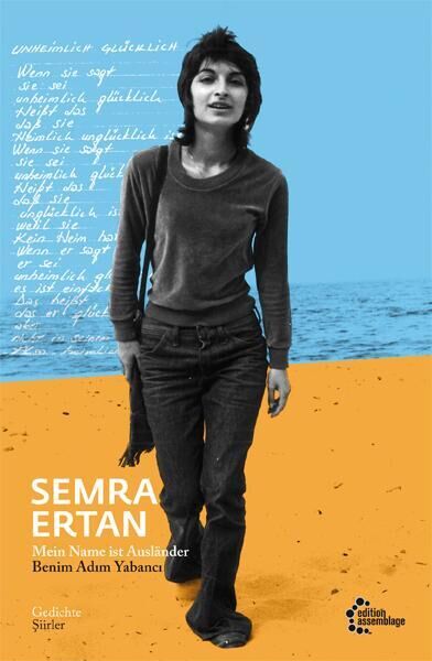 Ein Buchcover. Oben ein handgeschriebener Text in blauer Schrift. Darunter ein schwarz-weiß Foto einer Person, die lächelnd blickt. Der Hintergrund ist zweifarbig: oben blau und unten orange. Unten links steht in weißer Schrift 'Semra Ertan' und darunter 'Mein Name ist Ausländer | Benim Adım Yabancı'. Unten rechts ist das Logo des Verlags 'edition assemblage' zu sehen.