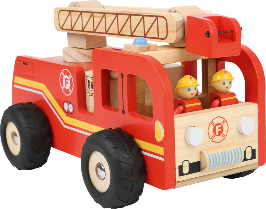 Ein rotes Feuerwehrauto aus Holz mit einer Drehleiter und zwei kleinen Figuren mit gelben Helmen im Fahrerhaus.