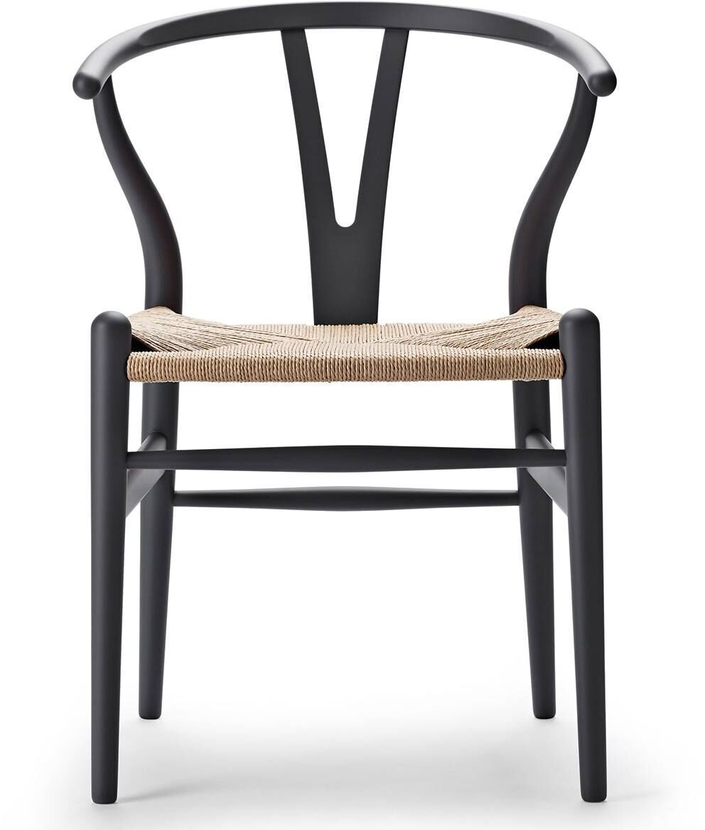 Der Sonderedition-Stuhl CH24 Soft von Carl Hansen ist ein skandinavisch inspirierter Holzstuhl mit schwarzem Gestell und beiger geflochtener Sitzfläche.