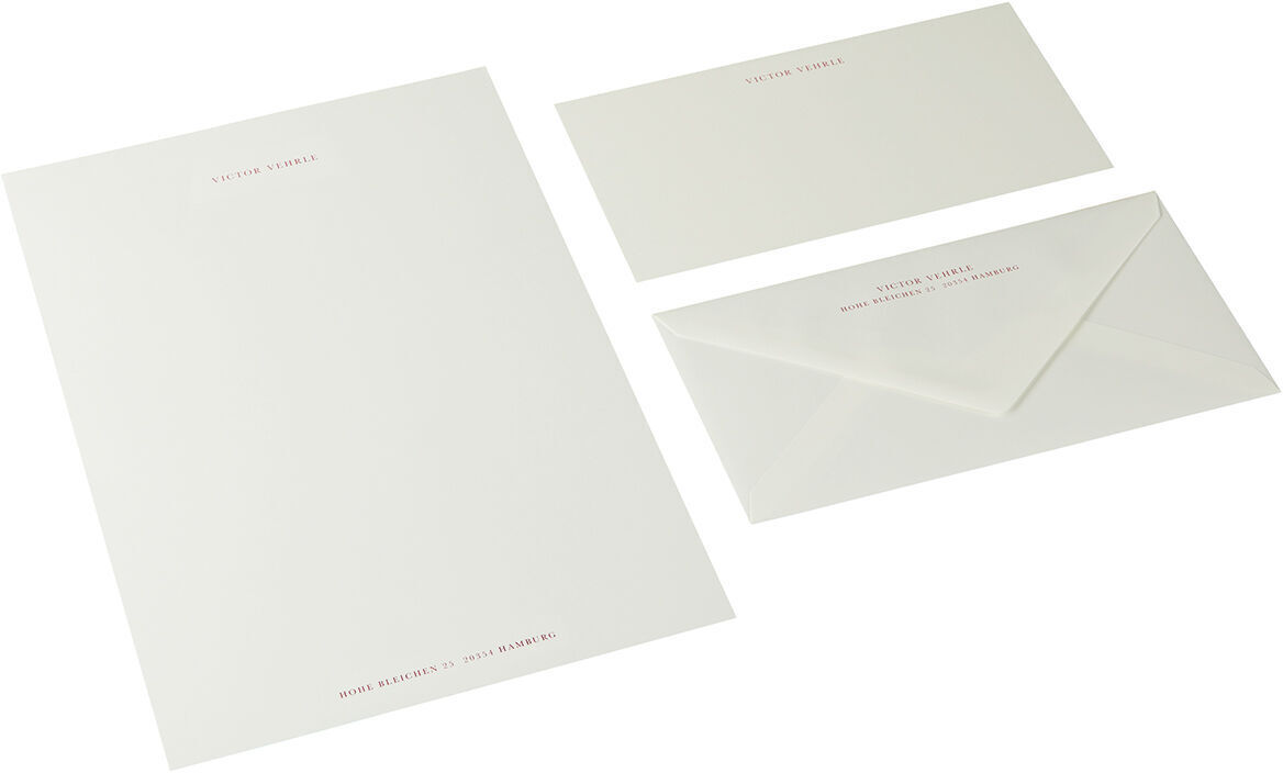 Hochwertiges A4-Briefpapier in Weiß mit kirschrotem Schriftzug. Das Set umfasst einen Briefbogen, eine Falteinladung und einen Umschlag, ideal für formelle Anlässe und Korrespondenz.
