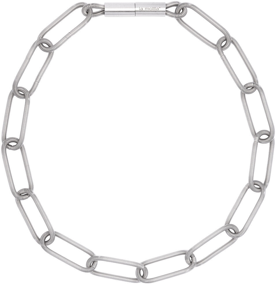 Abgebildet ist das Collier "CHAIN" der Marke la molla, bestehend aus länglichen, miteinander verbundenen Gliedern aus Edelstahl. Die Halskette wirkt modern und minimalistisch, glänzt silbern und hat einen zylindrischen Magnetverschluss mit Markenschriftzug.