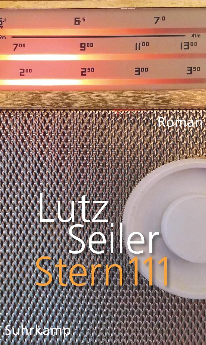 Ein Buchcover des Romans 'Stern 111' von Lutz Seiler, veröffentlicht von Suhrkamp Verlag. Das Cover zeigt einen Retro-Radiowellen-Hintergrund mit grauen und orangefarbenen Akzenten. Der Titel und der Autorname sind in weißer und oranger Schrift geschrieben.