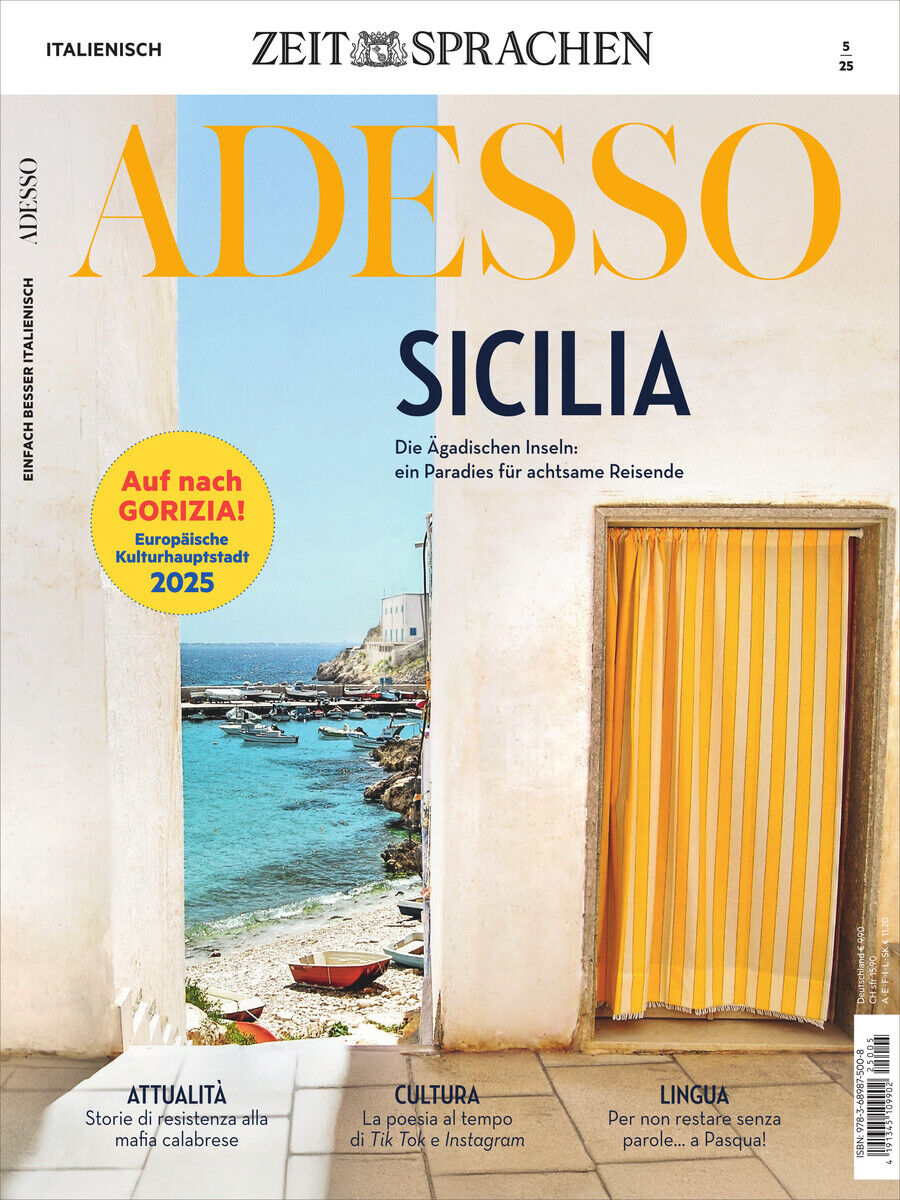 Titelseite des Magazins Adesso Magazin 5/2025 mit einem Fokus auf Sizilien. Eine offene Tür zeigt den Blick auf ein blaues Meer und weiße Boote. Der Titel ist in großen orangefarbenen Buchstaben gedruckt.